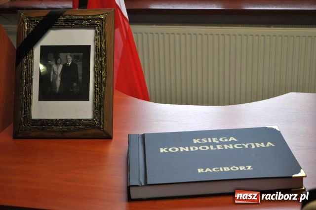 Zdjęcie w galerii na portalu naszraciborz.pl: Kolejek do księgi nie ma wiadomości z regionu