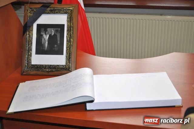 Zdjęcie w galerii na portalu naszraciborz.pl: Kolejek do księgi nie ma wiadomości z regionu