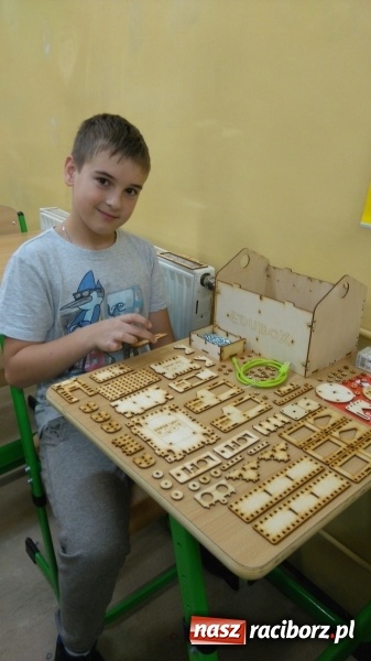 Zdjęcie w galerii na portalu naszraciborz.pl: Zbudowali robota podążającego za światłem. SuperKoderzy z Nędzy wiadomości z regionu