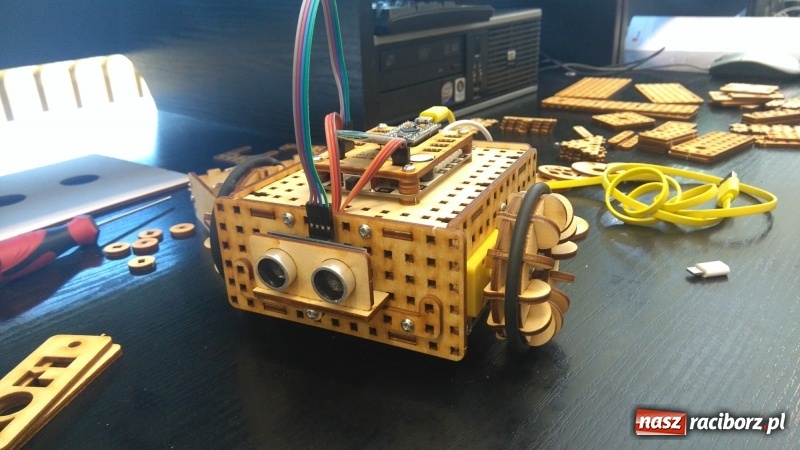Zdjęcie w galerii na portalu naszraciborz.pl: Zbudowali robota podążającego za światłem. SuperKoderzy z Nędzy wiadomości z regionu