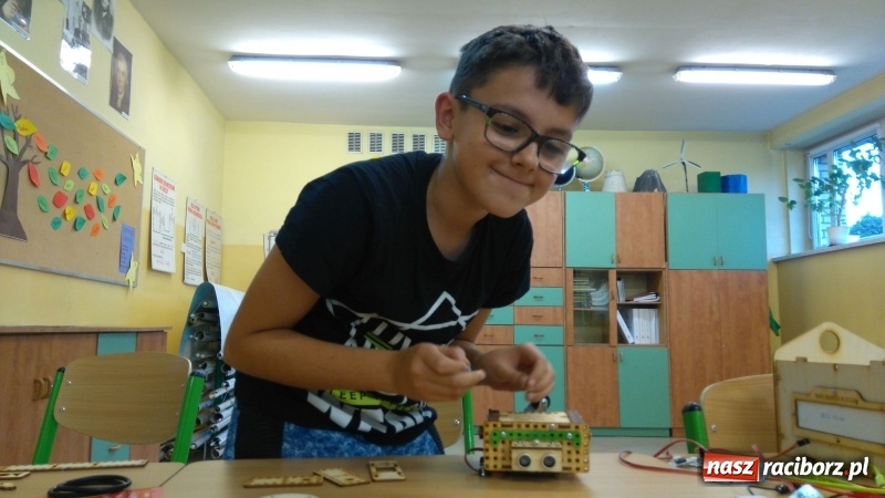 Zdjęcie w galerii na portalu naszraciborz.pl: Zbudowali robota podążającego za światłem. SuperKoderzy z Nędzy wiadomości z regionu
