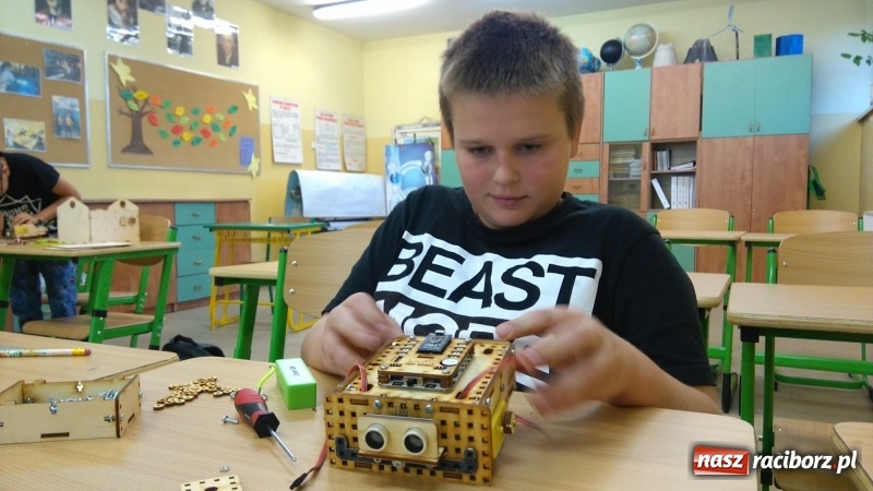 Zdjęcie w galerii na portalu naszraciborz.pl: Zbudowali robota podążającego za światłem. SuperKoderzy z Nędzy wiadomości z regionu