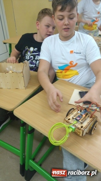 Zdjęcie w galerii na portalu naszraciborz.pl: Zbudowali robota podążającego za światłem. SuperKoderzy z Nędzy wiadomości z regionu