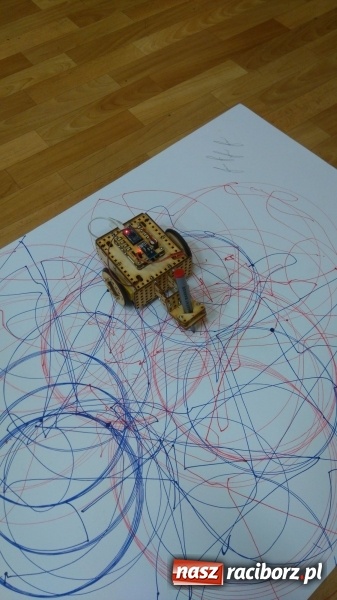 Zdjęcie w galerii na portalu naszraciborz.pl: Zbudowali robota podążającego za światłem. SuperKoderzy z Nędzy wiadomości z regionu