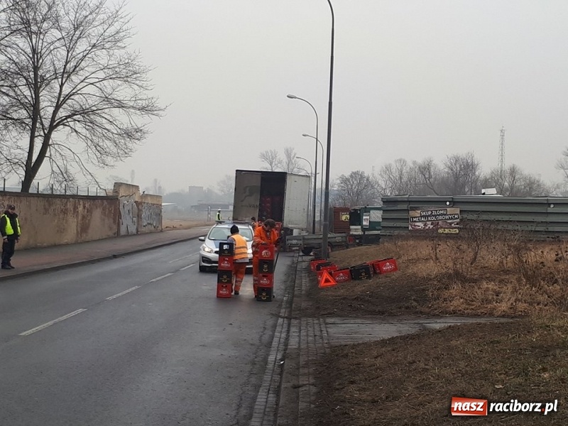 Zdjęcie w galerii na portalu naszraciborz.pl: Kilkadziesiąt skrzynek piwa wypadło z ciężarówki na ulicy 1 Maja wiadomości z regionu