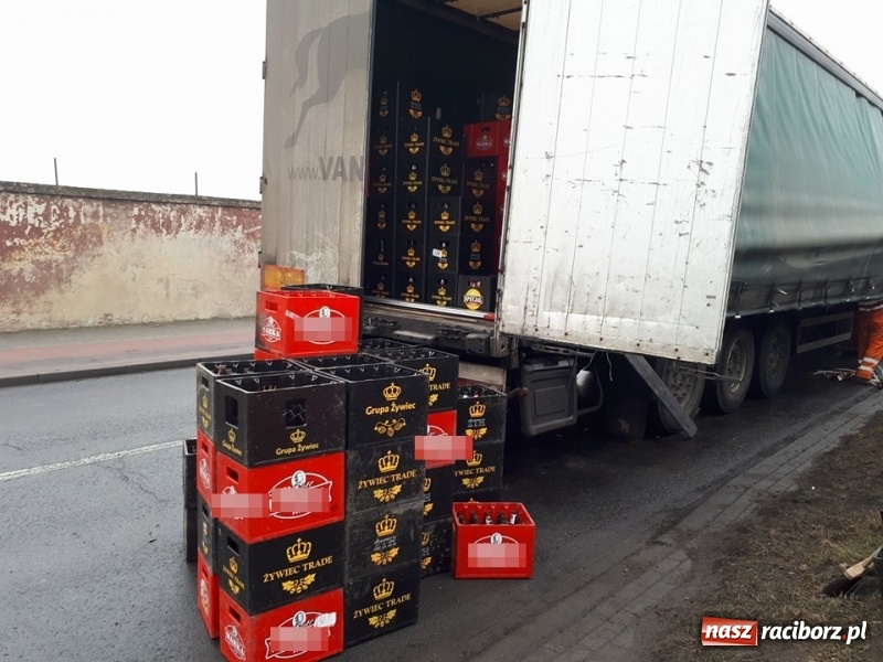 Zdjęcie w galerii na portalu naszraciborz.pl: Kilkadziesiąt skrzynek piwa wypadło z ciężarówki na ulicy 1 Maja wiadomości z regionu