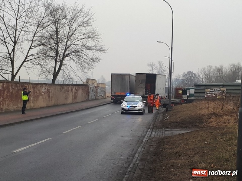 Zdjęcie w galerii na portalu naszraciborz.pl: Kilkadziesiąt skrzynek piwa wypadło z ciężarówki na ulicy 1 Maja wiadomości z regionu