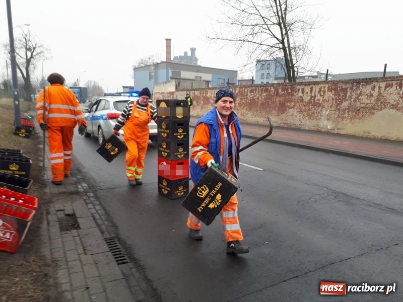Zdjęcie w galerii na portalu naszraciborz.pl: Kilkadziesiąt skrzynek piwa wypadło z ciężarówki na ulicy 1 Maja wiadomości z regionu