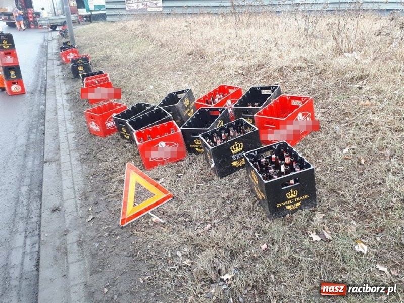 Zdjęcie w galerii na portalu naszraciborz.pl: Kilkadziesiąt skrzynek piwa wypadło z ciężarówki na ulicy 1 Maja wiadomości z regionu