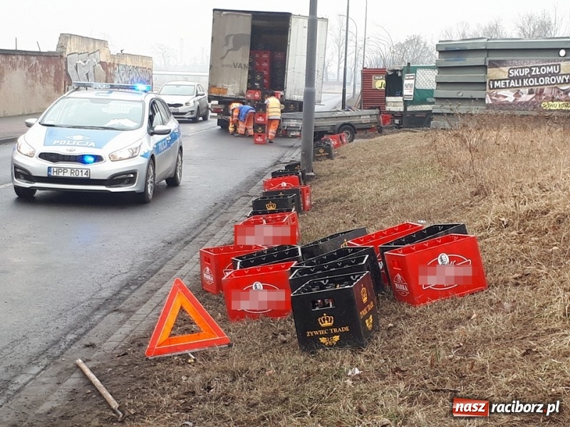 Zdjęcie w galerii na portalu naszraciborz.pl: Kilkadziesiąt skrzynek piwa wypadło z ciężarówki na ulicy 1 Maja wiadomości z regionu