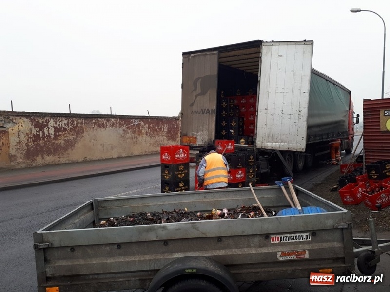 Zdjęcie w galerii na portalu naszraciborz.pl: Kilkadziesiąt skrzynek piwa wypadło z ciężarówki na ulicy 1 Maja wiadomości z regionu