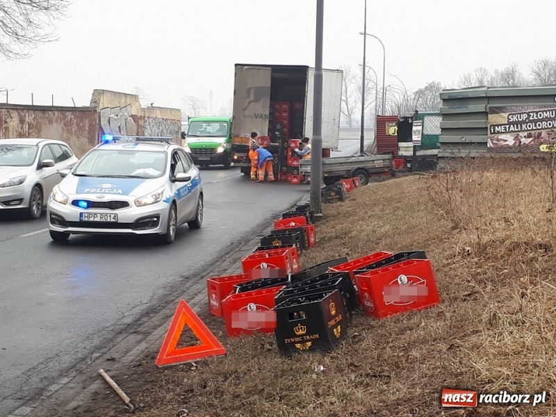 Zdjęcie w galerii na portalu naszraciborz.pl: Kilkadziesiąt skrzynek piwa wypadło z ciężarówki na ulicy 1 Maja wiadomości z regionu