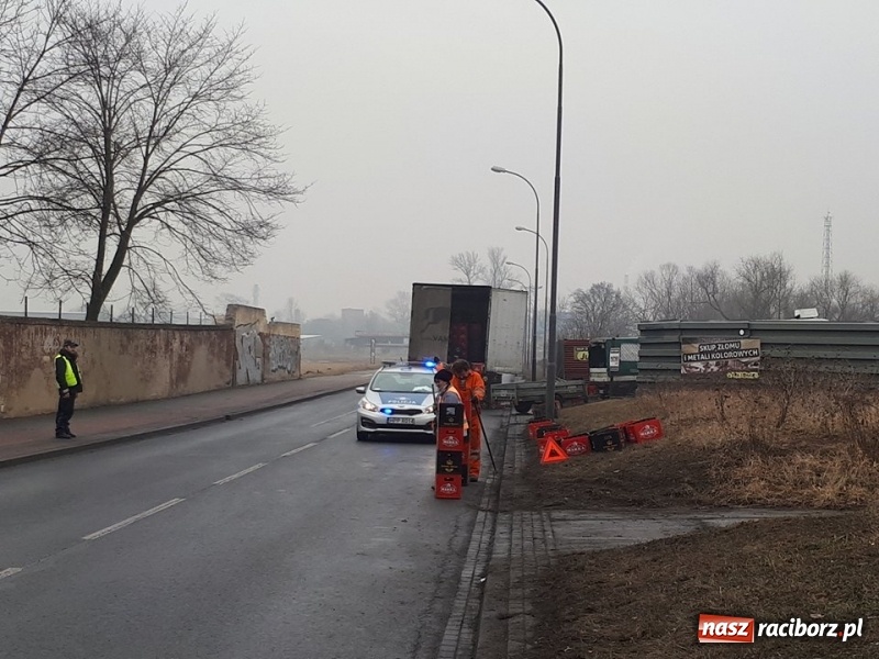 Zdjęcie w galerii na portalu naszraciborz.pl: Kilkadziesiąt skrzynek piwa wypadło z ciężarówki na ulicy 1 Maja wiadomości z regionu
