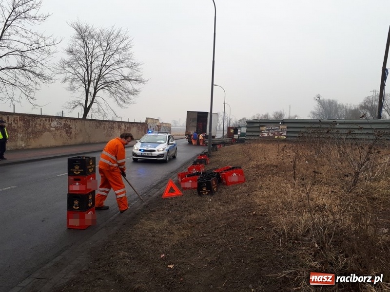 Zdjęcie w galerii na portalu naszraciborz.pl: Kilkadziesiąt skrzynek piwa wypadło z ciężarówki na ulicy 1 Maja wiadomości z regionu