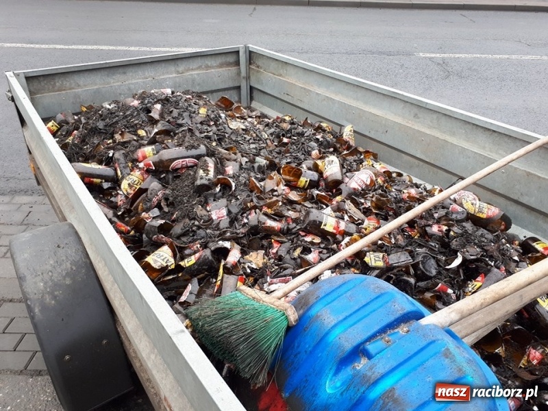 Zdjęcie w galerii na portalu naszraciborz.pl: Kilkadziesiąt skrzynek piwa wypadło z ciężarówki na ulicy 1 Maja wiadomości z regionu