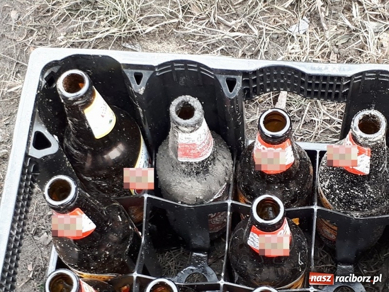 Zdjęcie w galerii na portalu naszraciborz.pl: Kilkadziesiąt skrzynek piwa wypadło z ciężarówki na ulicy 1 Maja wiadomości z regionu