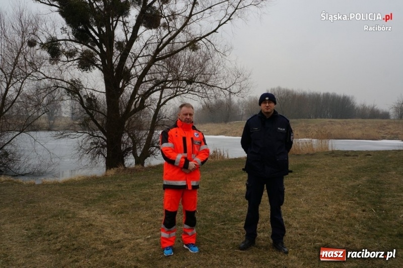 Zdjęcie w galerii na portalu naszraciborz.pl: Dzielnicowi wspólnie z ratownikiem WOPR przeprowadzali kontrole zbiorników wodnych wiadomości z regionu