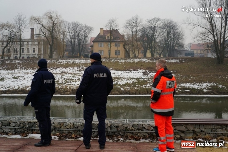 Zdjęcie w galerii na portalu naszraciborz.pl: Dzielnicowi wspólnie z ratownikiem WOPR przeprowadzali kontrole zbiorników wodnych wiadomości z regionu