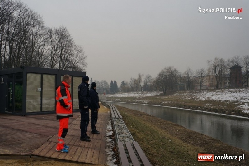 Zdjęcie w galerii na portalu naszraciborz.pl: Dzielnicowi wspólnie z ratownikiem WOPR przeprowadzali kontrole zbiorników wodnych wiadomości z regionu