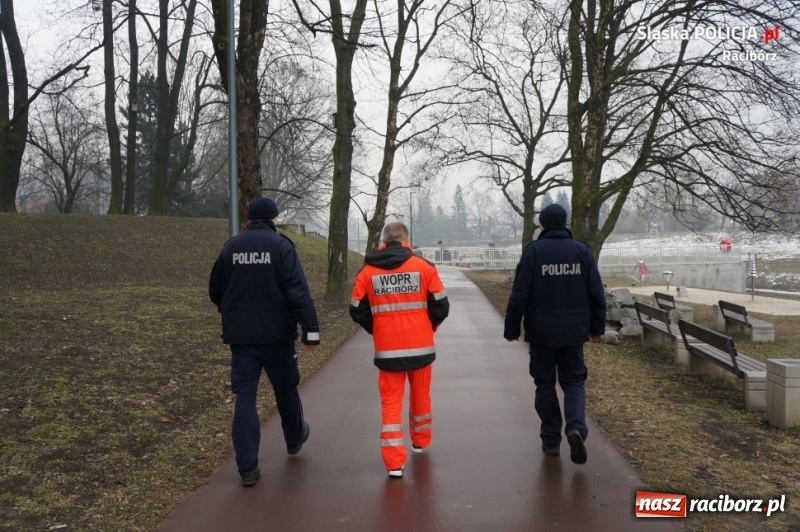 Zdjęcie w galerii na portalu naszraciborz.pl: Dzielnicowi wspólnie z ratownikiem WOPR przeprowadzali kontrole zbiorników wodnych wiadomości z regionu