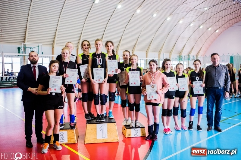 Zdjęcie w galerii na portalu naszraciborz.pl: Powiatowy turniej dwójek i trójek siatkarskich w Krzanowicach wiadomości z regionu