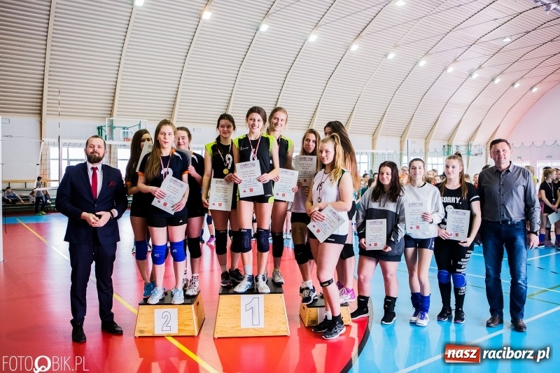 Zdjęcie w galerii na portalu naszraciborz.pl: Powiatowy turniej dwójek i trójek siatkarskich w Krzanowicach wiadomości z regionu