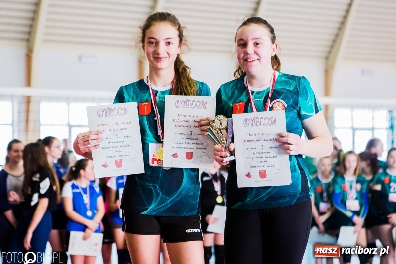 Zdjęcie w galerii na portalu naszraciborz.pl: Powiatowy turniej dwójek i trójek siatkarskich w Krzanowicach wiadomości z regionu