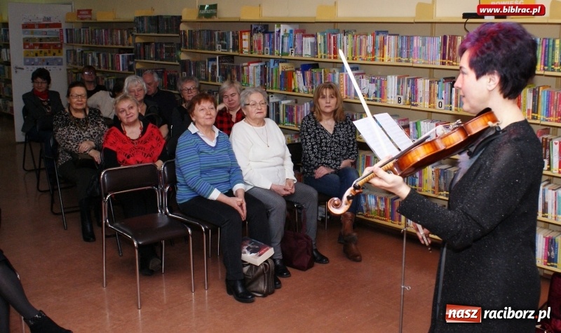 Zdjęcie w galerii na portalu naszraciborz.pl: Reminiscencje, czyli melodie znane i lubiane w bibliotece wiadomości z regionu