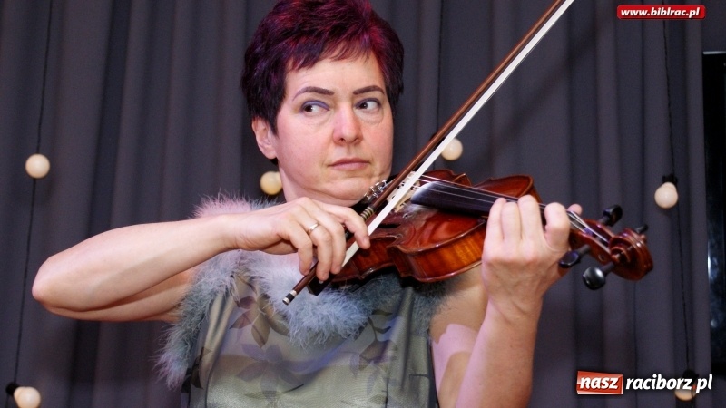 Zdjęcie w galerii na portalu naszraciborz.pl: Reminiscencje, czyli melodie znane i lubiane w bibliotece wiadomości z regionu