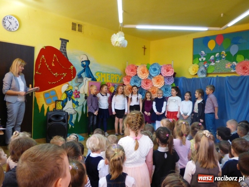 Zdjęcie w galerii na portalu naszraciborz.pl: Ściana kwiatów w Przedszkolu w Nędzy. Kobiety zachwycone! wiadomości z regionu