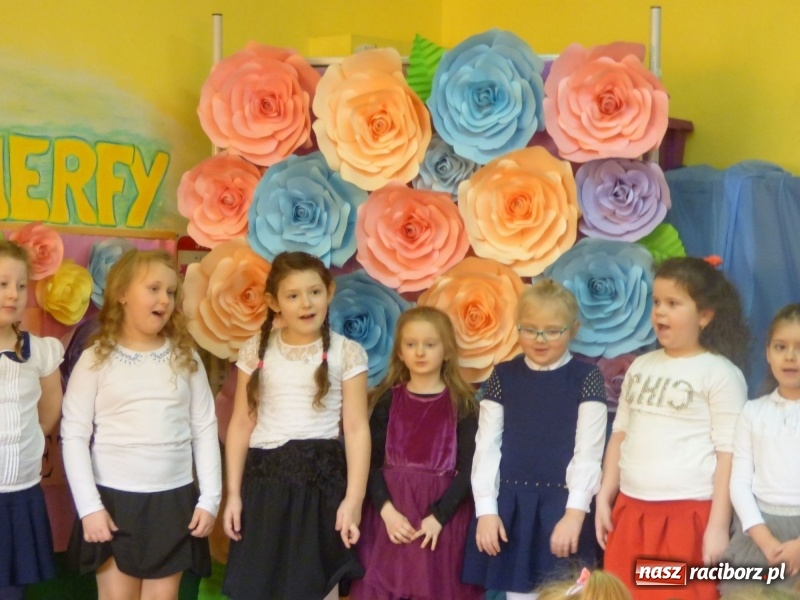 Zdjęcie w galerii na portalu naszraciborz.pl: Ściana kwiatów w Przedszkolu w Nędzy. Kobiety zachwycone! wiadomości z regionu