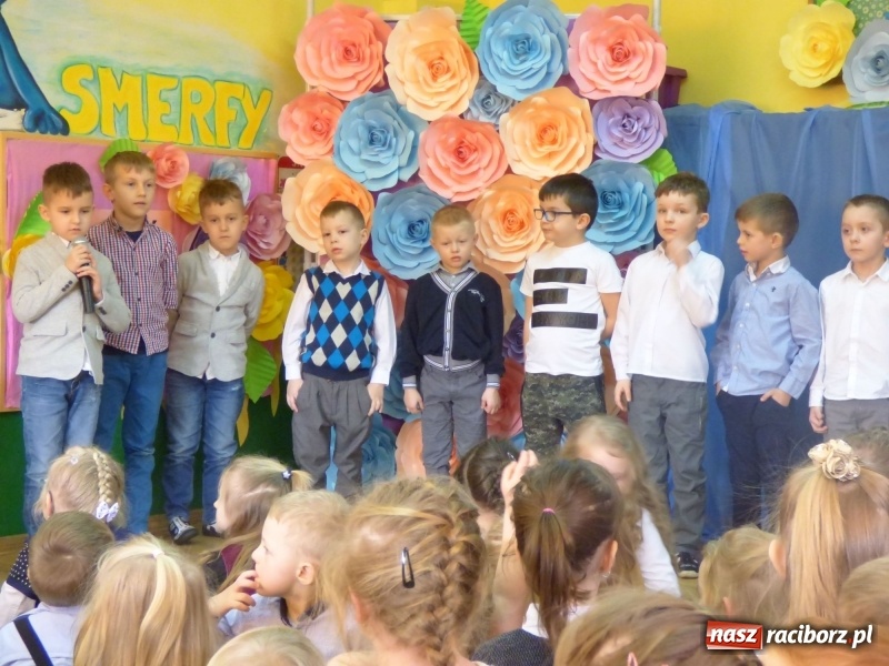 Zdjęcie w galerii na portalu naszraciborz.pl: Ściana kwiatów w Przedszkolu w Nędzy. Kobiety zachwycone! wiadomości z regionu