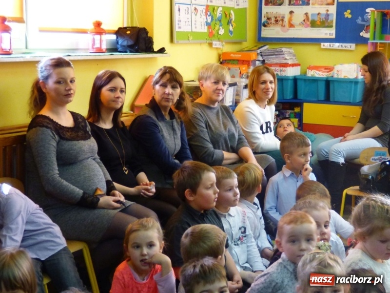 Zdjęcie w galerii na portalu naszraciborz.pl: Ściana kwiatów w Przedszkolu w Nędzy. Kobiety zachwycone! wiadomości z regionu