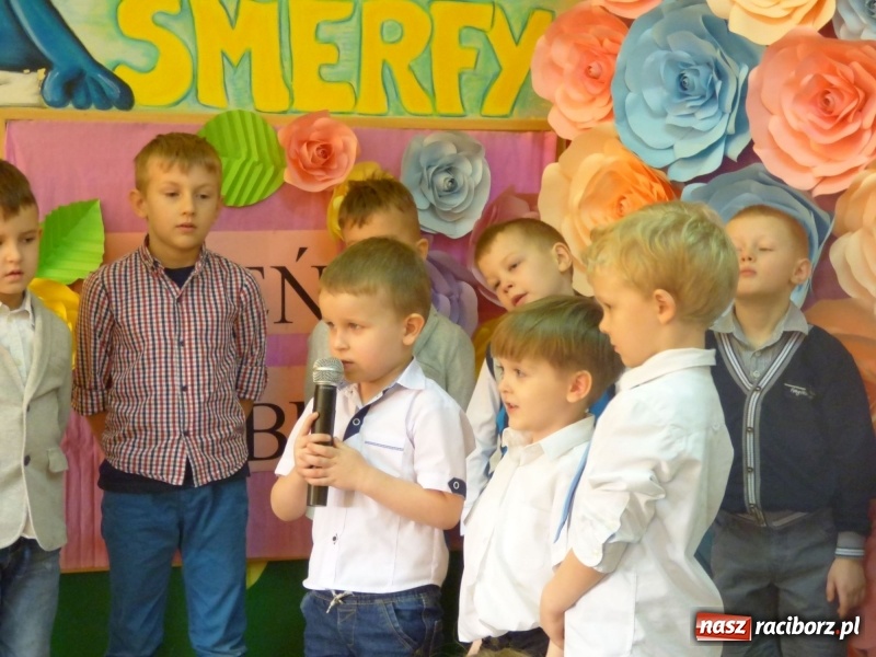 Zdjęcie w galerii na portalu naszraciborz.pl: Ściana kwiatów w Przedszkolu w Nędzy. Kobiety zachwycone! wiadomości z regionu