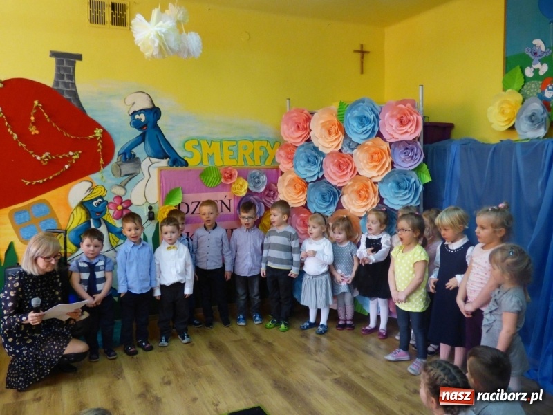 Zdjęcie w galerii na portalu naszraciborz.pl: Ściana kwiatów w Przedszkolu w Nędzy. Kobiety zachwycone! wiadomości z regionu