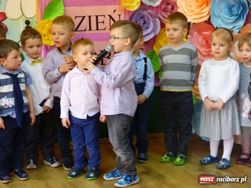 Zdjęcie w galerii na portalu naszraciborz.pl: Ściana kwiatów w Przedszkolu w Nędzy. Kobiety zachwycone! wiadomości z regionu