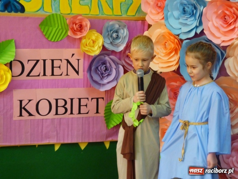 Zdjęcie w galerii na portalu naszraciborz.pl: Ściana kwiatów w Przedszkolu w Nędzy. Kobiety zachwycone! wiadomości z regionu