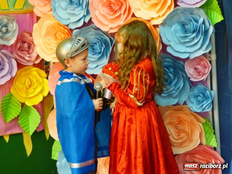 Zdjęcie w galerii na portalu naszraciborz.pl: Ściana kwiatów w Przedszkolu w Nędzy. Kobiety zachwycone! wiadomości z regionu