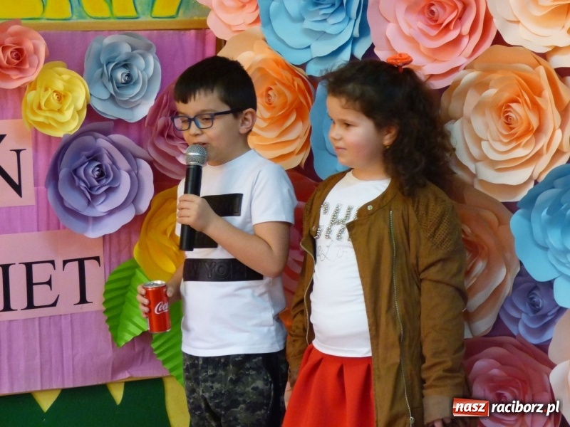 Zdjęcie w galerii na portalu naszraciborz.pl: Ściana kwiatów w Przedszkolu w Nędzy. Kobiety zachwycone! wiadomości z regionu