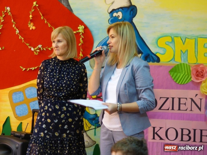 Zdjęcie w galerii na portalu naszraciborz.pl: Ściana kwiatów w Przedszkolu w Nędzy. Kobiety zachwycone! wiadomości z regionu