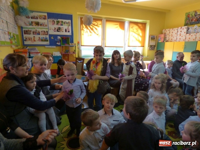 Zdjęcie w galerii na portalu naszraciborz.pl: Ściana kwiatów w Przedszkolu w Nędzy. Kobiety zachwycone! wiadomości z regionu