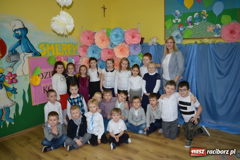 Zdjęcie w galerii na portalu naszraciborz.pl: Ściana kwiatów w Przedszkolu w Nędzy. Kobiety zachwycone! wiadomości z regionu