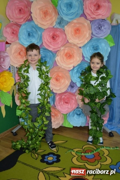 Zdjęcie w galerii na portalu naszraciborz.pl: Ściana kwiatów w Przedszkolu w Nędzy. Kobiety zachwycone! wiadomości z regionu