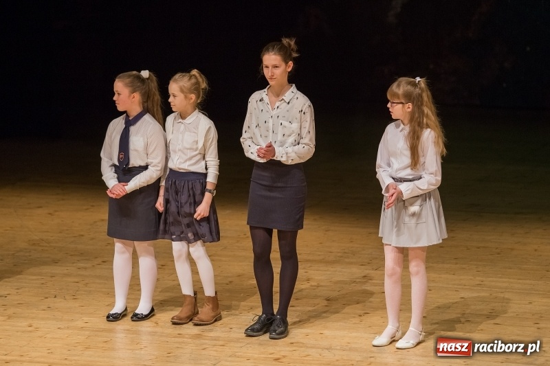 Zdjęcie w galerii na portalu naszraciborz.pl: Prezydent wręczył uczniom raciborskich szkół stypendia za wyniki w nauce  wiadomości z regionu