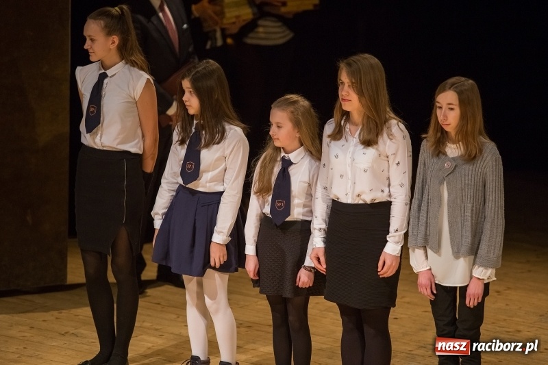 Zdjęcie w galerii na portalu naszraciborz.pl: Prezydent wręczył uczniom raciborskich szkół stypendia za wyniki w nauce  wiadomości z regionu