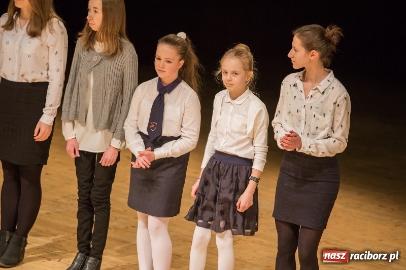 Zdjęcie w galerii na portalu naszraciborz.pl: Prezydent wręczył uczniom raciborskich szkół stypendia za wyniki w nauce  wiadomości z regionu