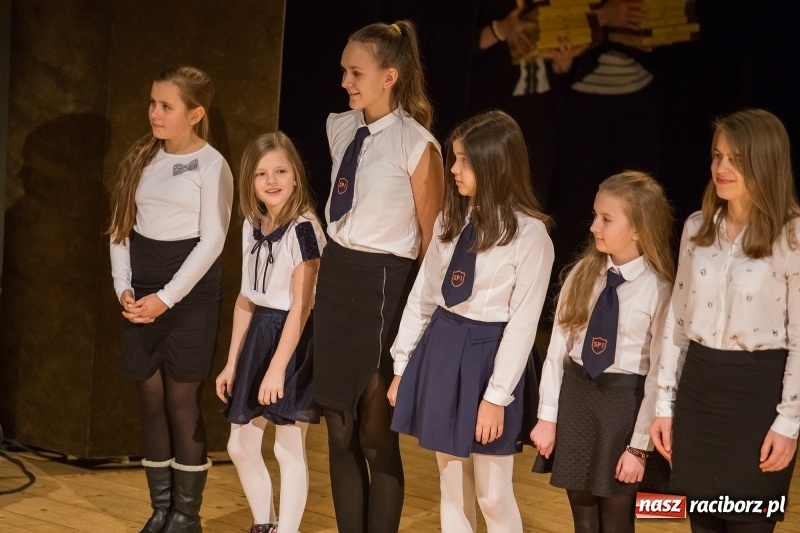 Zdjęcie w galerii na portalu naszraciborz.pl: Prezydent wręczył uczniom raciborskich szkół stypendia za wyniki w nauce  wiadomości z regionu