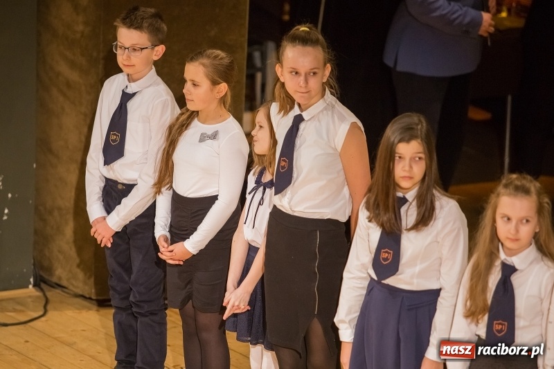 Zdjęcie w galerii na portalu naszraciborz.pl: Prezydent wręczył uczniom raciborskich szkół stypendia za wyniki w nauce  wiadomości z regionu