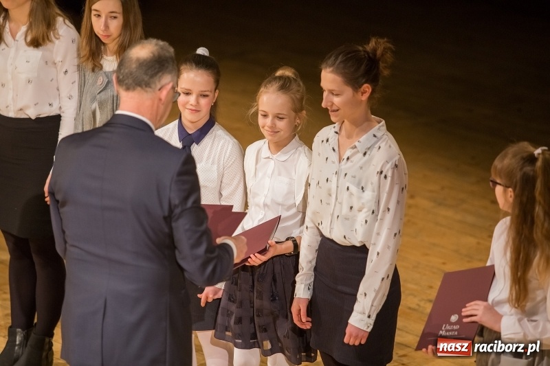 Zdjęcie w galerii na portalu naszraciborz.pl: Prezydent wręczył uczniom raciborskich szkół stypendia za wyniki w nauce  wiadomości z regionu