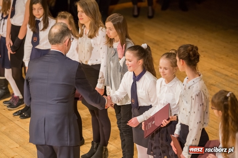 Zdjęcie w galerii na portalu naszraciborz.pl: Prezydent wręczył uczniom raciborskich szkół stypendia za wyniki w nauce  wiadomości z regionu